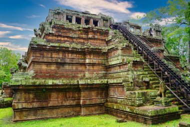 Baphuon Tapınağı - 11. yüzyılda Suryavarman I tarafından inşa edilen Shiva tapınağı, Siem Reap, Kamboçya, Asya 'da klasik Khmer tapınağı tarzında inşa edildi.
