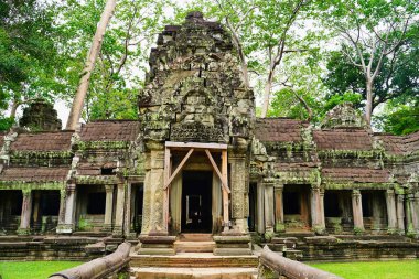Ta Phrom 'un dış kapısı - 12. yüzyıl Angkor Khmer Tapınağı Jayavarman VII tarafından inşa edilmiş ve tapınak yapısıyla iç içe geçmiş, Angeline Jolie' nin Siem Reap, Kamboçya, Asya 'da oynadığı Tomb Raider filmiyle ünlü