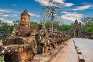 Angkor Thom - Okyanus Hindu mitolojisinin çalkantılı sahnesinde Siem Reap, Kamboçya, Asya 'daki Bayon tapınağına giden yolda sıra sıra dizilmiş tanrılar ve iblisler görülüyor.