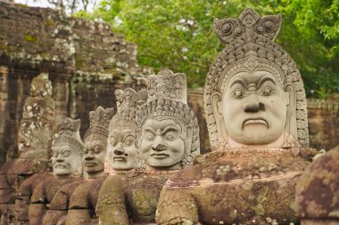 Angkor Thom - Okyanus Hindu mitolojisinin çalkantılı sahnesinde Siem Reap, Kamboçya, Asya 'daki Bayon tapınağına giden yolda sıra sıra dizilmiş tanrılar ve iblisler görülüyor.