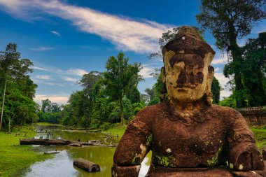 Angkor Thom - Okyanus Hindu mitolojisinin çalkantılı sahnesinde Siem Reap, Kamboçya, Asya 'daki Bayon tapınağına giden yolda sıra sıra dizilmiş tanrılar ve iblisler görülüyor.