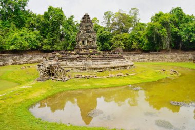 Neak Pean - Yılan Tanrısı Vasuki 'ye ithaf edilen tapınak Jayataka Baray' ın içinde veya Angkor Thom yakınlarındaki Siem Reap, Kamboçya, Asya 'da bulunan rezervuar