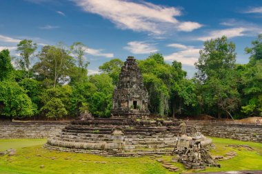 Neak Pean - Yılan Tanrısı Vasuki 'ye ithaf edilen tapınak Jayataka Baray' ın içinde veya Angkor Thom yakınlarındaki Siem Reap, Kamboçya, Asya 'da bulunan rezervuar
