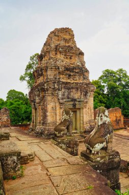 Doğu Mebon - 10. yüzyıl klasik Khmer piramit tapınağı kompleksi Rajendravarman tarafından Siem Reap, Kamboçya, Asya 'da kırmızı kumtaşında inşa edildi.