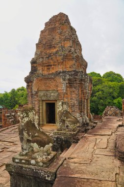Doğu Mebon - 10. yüzyıl klasik Khmer piramit tapınağı kompleksi Rajendravarman tarafından Siem Reap, Kamboçya, Asya 'da kırmızı kumtaşında inşa edildi.