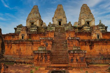 Pre Rup - 10. yüzyıl klasik Khmer piramit tapınağı kompleksi Rajendravarman tarafından Siem Reap, Kamboçya, Asya 'da kırmızı kumtaşında inşa edildi.