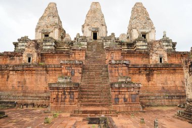 Pre Rup - 10. yüzyıl klasik Khmer piramit tapınağı kompleksi Rajendravarman tarafından Siem Reap, Kamboçya, Asya 'da kırmızı kumtaşında inşa edildi.