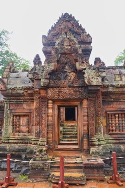 Banteay Srei - 10. yüzyıl Hindu tapınağı ve eski Khmer mimarisinin Siem Reap, Kamboçya, Asya 'daki kırmızı kumtaşı başyapıtı