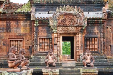 Banteay Srei - 10. yüzyıl Hindu tapınağı ve eski Khmer mimarisinin Siem Reap, Kamboçya, Asya 'daki kırmızı kumtaşı başyapıtı