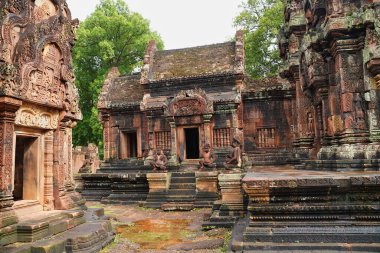 Banteay Srei - 10. yüzyıl Hindu tapınağı ve eski Khmer mimarisinin Siem Reap, Kamboçya, Asya 'daki kırmızı kumtaşı başyapıtı