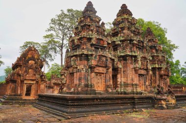 Banteay Srei - 10. yüzyıl Hindu tapınağı ve eski Khmer mimarisinin Siem Reap, Kamboçya, Asya 'daki kırmızı kumtaşı başyapıtı