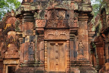 Banteay Srei 'deki Hindu mitolojisinden hikayeler tasvir eden Stone Bas, 10. yüzyıl Hindu tapınağı ve Siem Reap, Kamboçya, Asya' daki kırmızı kumtaşında eski Khmer mimarisinin başyapıtı.