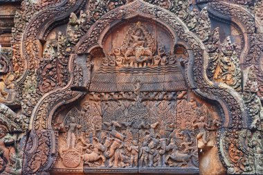 Banteay Srei 'deki Hindu mitolojisinden hikayeler tasvir eden Stone Bas, 10. yüzyıl Hindu tapınağı ve Siem Reap, Kamboçya, Asya' daki kırmızı kumtaşında eski Khmer mimarisinin başyapıtı.