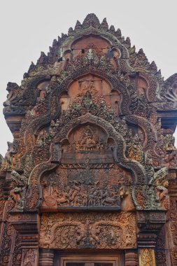 Banteay Srei 'deki Hindu mitolojisinden hikayeler tasvir eden Stone Bas, 10. yüzyıl Hindu tapınağı ve Siem Reap, Kamboçya, Asya' daki kırmızı kumtaşında eski Khmer mimarisinin başyapıtı.