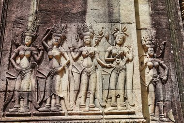 Apsara - Tanrıların saraylarında ilahi perileri ve ilahi dansçıları tasvir eden, Angkor Wat 'ta taşa oyulmuş Siem Reap, Kamboçya, Asya