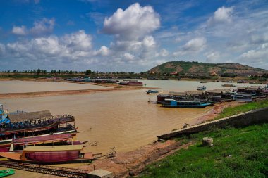 Tonle Sap Gölü 'ne mal taşıyan nehir tekneleri Siem Reap, Kamboçya, Asya