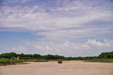 Çamurlu Siem Reap nehri Tonle Sap Gölü 'ne akıyor Siem Reap, Kamboçya, Asya