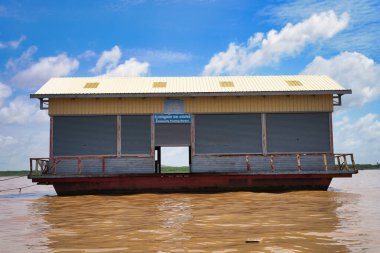 Tonle Sap Gölü 'nde yüzen pazar - Siem Reap, Kamboçya, Asya' daki Kamboçya 'nın en büyük tatlı su gölü