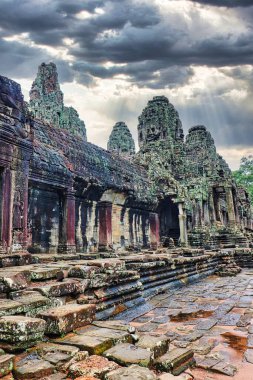 Bayon Tapınağı - Jayavarman VII tarafından Budist tapınağı olarak inşa edilen Khmer Mimarisinin başyapıtı, Siem Reap, Kamboçya, Asya 'da 200' den fazla gülümseyen ve dingin görünümlü Buda yüzlü