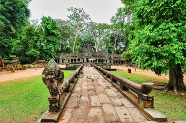 Ta Phrom 'a Giriş - 12. yüzyıl Angkor Khmer Tapınağı Jayavarman VII tarafından inşa edilmiş ve tapınak yapısıyla iç içe geçmiş, Angeline Jolie' nin Siem Reap, Kamboçya, Asya 'da oynadığı Tomb Raider filmiyle ünlü