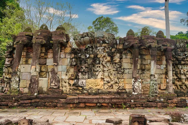 Fil Terası - Khmer kraliyet ailesinin 12. yüzyılda Siem Reap, Kamboçya, Asya 'da Jayavarman VII tarafından inşa edilen geçit törenlerini izlemesi için büyük açık hava tiyatrosu