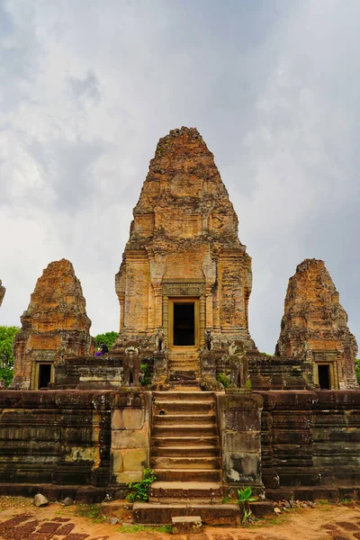 东米邦 10世纪柬埔寨暹粒红砂岩中拉金德拉瓦曼建造的传统高棉金字塔寺庙建筑群 — 图库照片