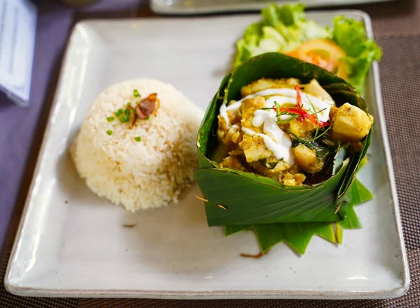 Kamboçyalı Balık Köri ve Pirinç Siem Reap, Kamboçya, Asya 'da bir restoranda servis edildi.