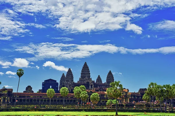 Angkor Wat Tapınağı Kompleksi gün ortasında göle yansıdı - UNESCO Dünya Mirası 12. yüzyıl Khmer Mimarlık şaheseri II. Suryavarman tarafından Siem Reap, Kamboçya, Asya 'da inşa edildi