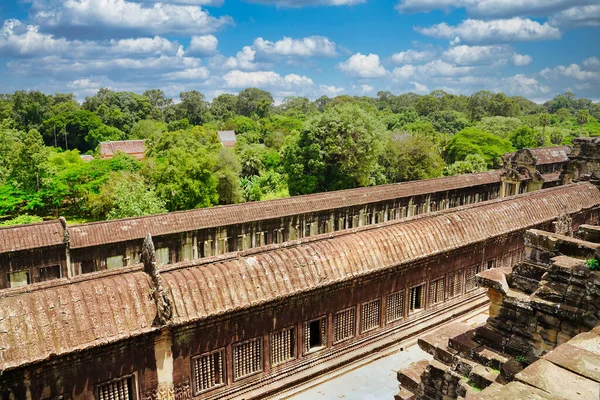 Ana galeri ve Angkor Wat tapınak kompleksinin manzarası tapınağın tepesinden Siem Reap, Kamboçya, Asya 'nın kırsal bölgelerine kadar uzanır.