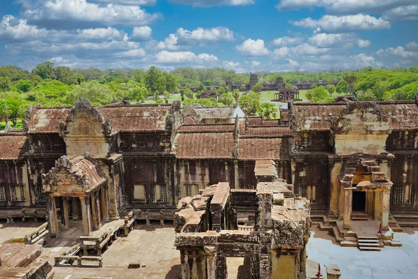 Siem Reap, Kamboçya, Asya 'daki Angkor Wat tapınağı kompleksinin en yüksek noktasından görüntü