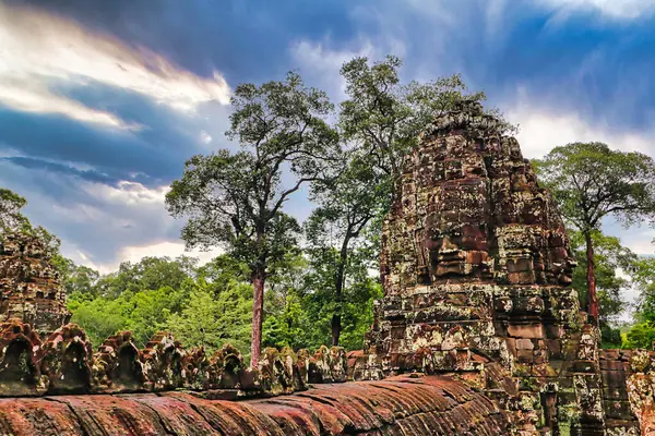 Bayon Tapınağı - Jayavarman VII tarafından Budist tapınağı olarak inşa edilen Khmer Mimarisinin başyapıtı, Siem Reap, Kamboçya, Asya 'da 200' den fazla gülümseyen ve dingin görünümlü Buda yüzlü