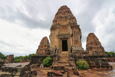 Doğu Mebon - 10. yüzyıl klasik Khmer piramit tapınağı kompleksi Rajendravarman tarafından Siem Reap, Kamboçya, Asya 'da kırmızı kumtaşında inşa edildi.