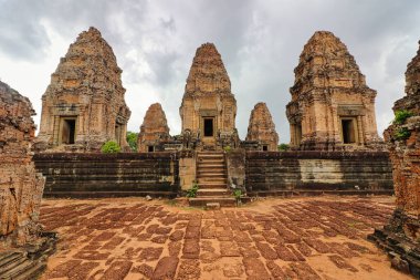 Doğu Mebon - 10. yüzyıl klasik Khmer piramit tapınağı kompleksi Rajendravarman tarafından Siem Reap, Kamboçya, Asya 'da kırmızı kumtaşında inşa edildi.