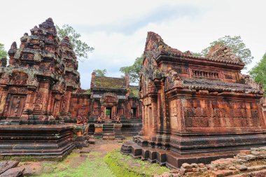 Banteay Srei - 10. yüzyıl Hindu tapınağı ve eski Khmer mimarisinin Siem Reap, Kamboçya, Asya 'daki kırmızı kumtaşı başyapıtı