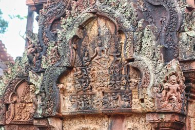 Banteay Srei 'deki Hindu mitolojisinden hikayeler tasvir eden Stone Bas, 10. yüzyıl Hindu tapınağı ve Siem Reap, Kamboçya, Asya' daki kırmızı kumtaşında eski Khmer mimarisinin başyapıtı.