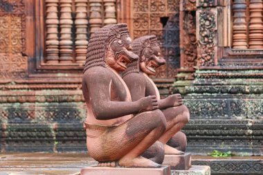 Hindu destanı Ramayana 'nın Maymun Koruyucuları heykeli 10. yüzyıl Banteay Srei Tapınağı Siem Reap, Kamboçya, Asya
