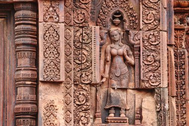 Khmer Apsara bas ferahlığı Banteay Srei 'de, 10. yüzyıl Hindu tapınağı Siem Reap, Kamboçya, Asya' da bir Khmer başyapıtı