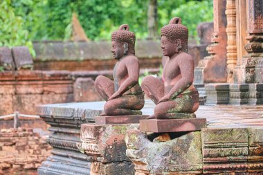 10. yüzyılda Hindu mitolojisinden ilahi koruyucular heykeli Siem Reap, Kamboçya, Asya 'da Banteay Srei Tapınağı' nda