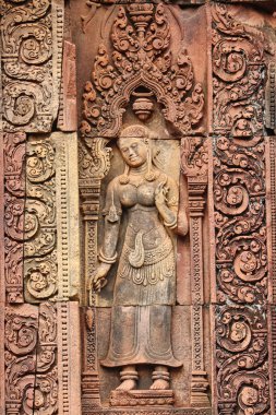 Khmer Apsara bas ferahlığı Banteay Srei 'de, 10. yüzyıl Hindu tapınağı Siem Reap, Kamboçya, Asya' da bir Khmer başyapıtı