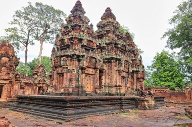 Banteay Srei - 10. yüzyıl Hindu tapınağı ve eski Khmer mimarisinin Siem Reap, Kamboçya, Asya 'daki kırmızı kumtaşı başyapıtı