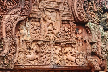 Banteay Srei 'deki Hindu mitolojisinden hikayeler tasvir eden Stone Bas, 10. yüzyıl Hindu tapınağı ve Siem Reap, Kamboçya, Asya' daki kırmızı kumtaşında eski Khmer mimarisinin başyapıtı.