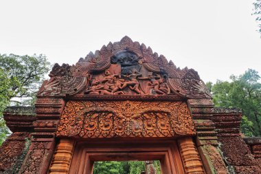 Lintel, Siem Reap, Kamboçya, Asya 'daki Banteay Srei tapınağındaki Hindu mitolojisinden tanrıların kabartmasıyla oyma yapıyor.
