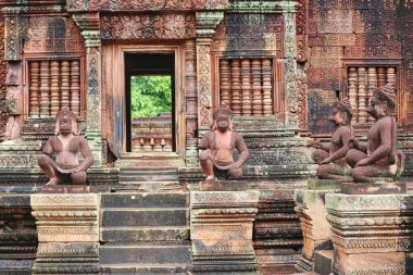 Hindu destanı Ramayana 'nın Maymun Koruyucuları heykeli 10. yüzyıl Banteay Srei Tapınağı Siem Reap, Kamboçya, Asya