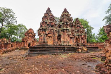 Banteay Srei - 10. yüzyıl Hindu tapınağı ve eski Khmer mimarisinin Siem Reap, Kamboçya, Asya 'daki kırmızı kumtaşı başyapıtı