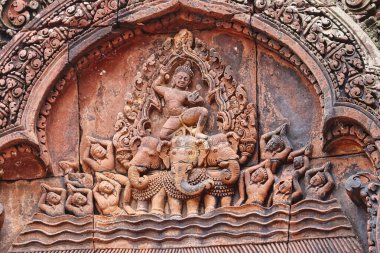 Banteay Srei 'deki Hindu mitolojisinden hikayeler tasvir eden Stone Bas, 10. yüzyıl Hindu tapınağı ve Siem Reap, Kamboçya, Asya' daki kırmızı kumtaşında eski Khmer mimarisinin başyapıtı.