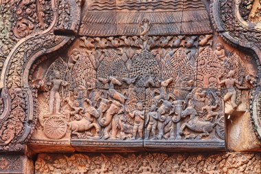 Banteay Srei 'deki Hindu mitolojisinden hikayeler tasvir eden Stone Bas, 10. yüzyıl Hindu tapınağı ve Siem Reap, Kamboçya, Asya' daki kırmızı kumtaşında eski Khmer mimarisinin başyapıtı.