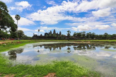 Angkor Wat Tapınağı Kompleksi, Midday 'deki göle yansıdı - UNESCO Dünya Mirası 12. yüzyıl Khmer Mimarisi II. Suryavarman tarafından Siem Reap, Kamboçya, Asya' da inşa edildi.