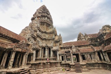 Siem Reap, Kamboçya, Asya 'daki Angkor Wat Tapınağı kompleksinin 5 ana kulesinden biri.