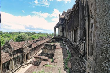 Ana galeri ve Angkor Wat tapınak kompleksinin manzarası tapınağın tepesinden Siem Reap, Kamboçya, Asya 'nın kırsal bölgelerine kadar uzanır.