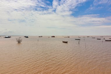 Tonle Sap Gölü 'ndeki tekneler - Siem Reap, Kamboçya' daki Kamboçya 'nın en büyük tatlı su gölü